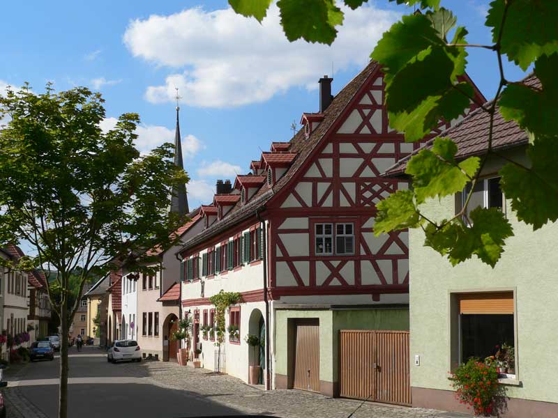 die Dorfstraße entlang